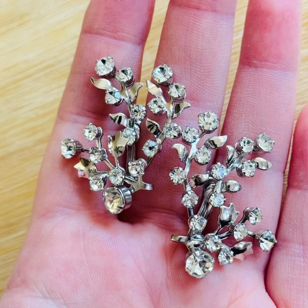 Jeweled floral Earrings VTG Screw back silver clear Crystal Rhinestone snowflake